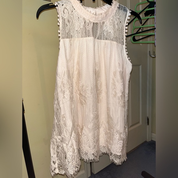 Women’s Lace Top- **NEVER WORN** - Picture 4 of 5